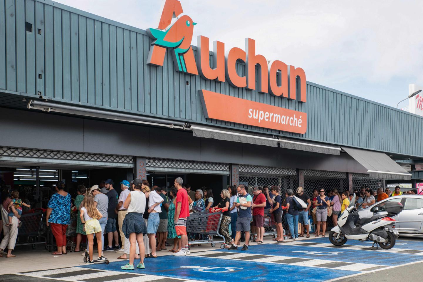 Les rares supermarchés de Nouméa encore ouverts pris d???assaut