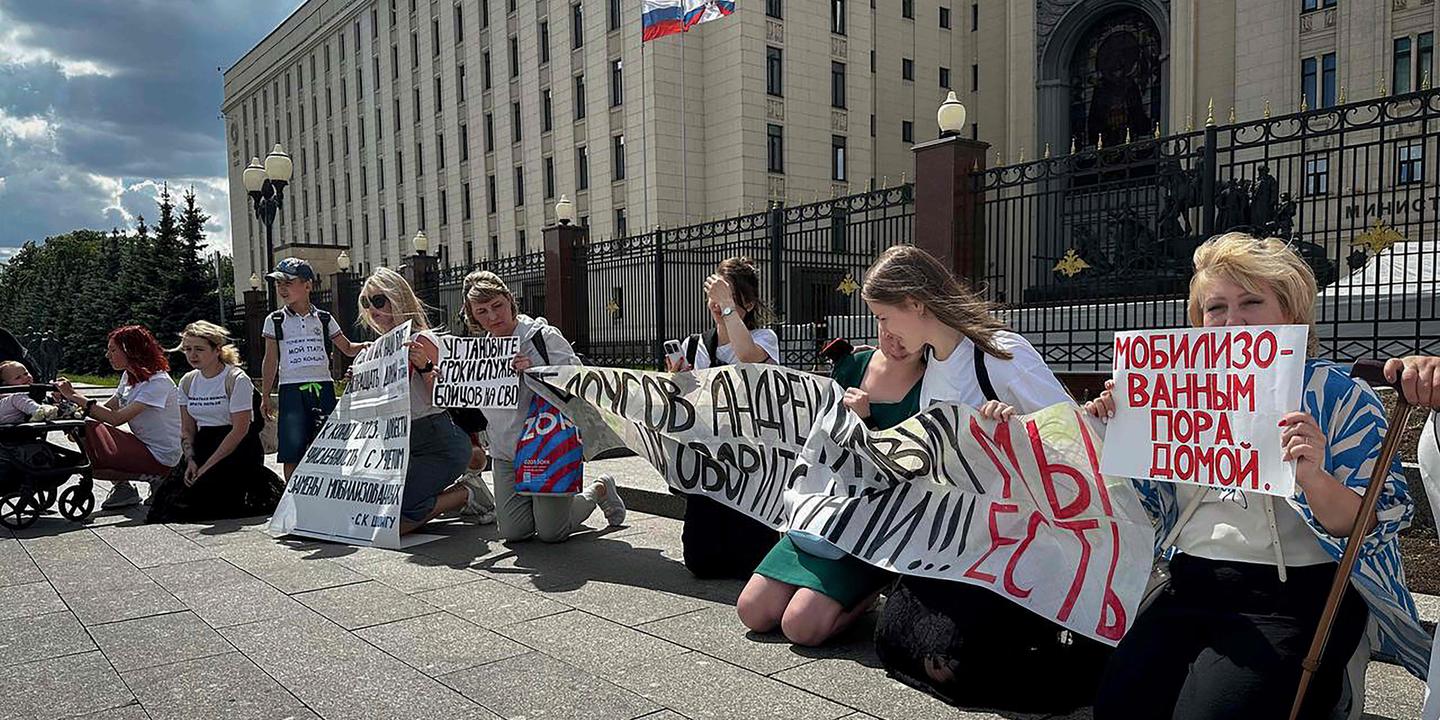 En direct, guerre en Ukraine : des femmes de soldats russes mobilisés manifestent devant le...