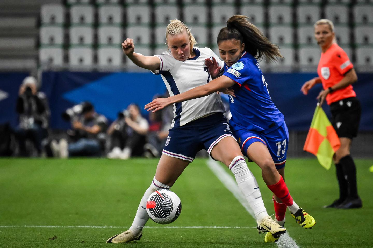 Euro 2025 de football : les Bleues s???inclinent contre l???Angleterre et manquent une première...