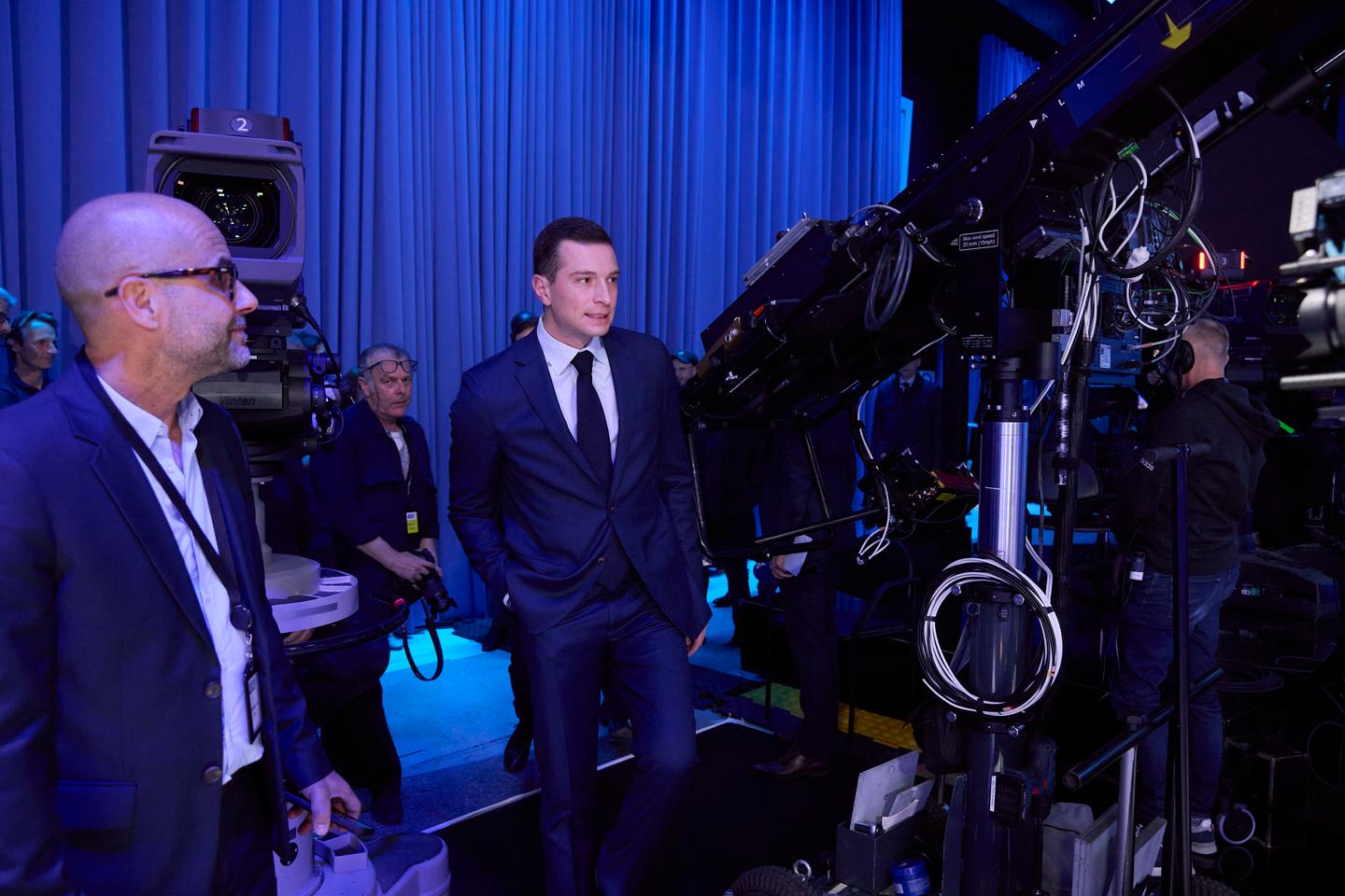 « Double frontière » : comment le RN tergiverse sur sa principale promesse des élections...