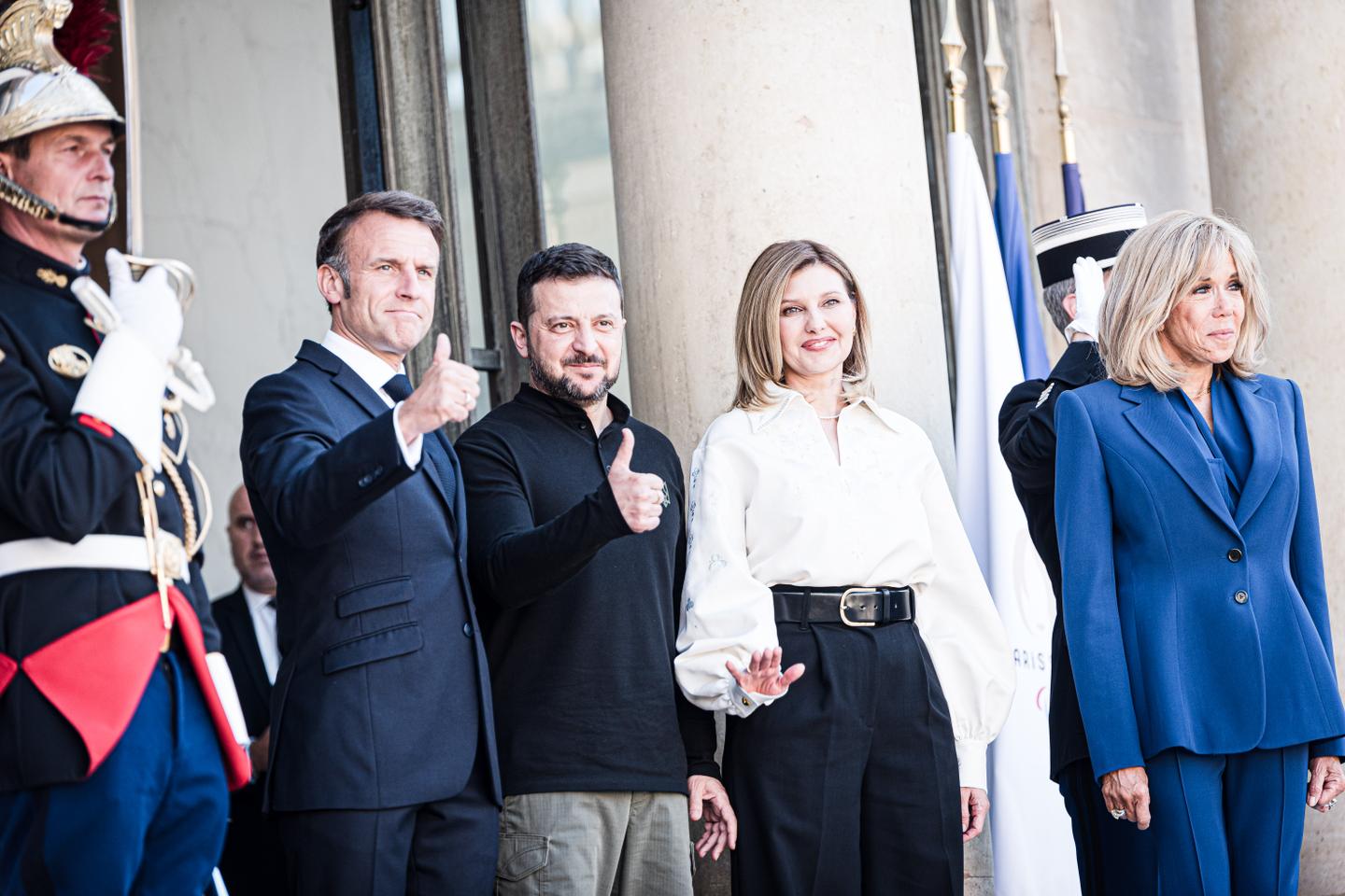 Zelensky à Paris : la France accroît son aide militaire, les oppositions critiques