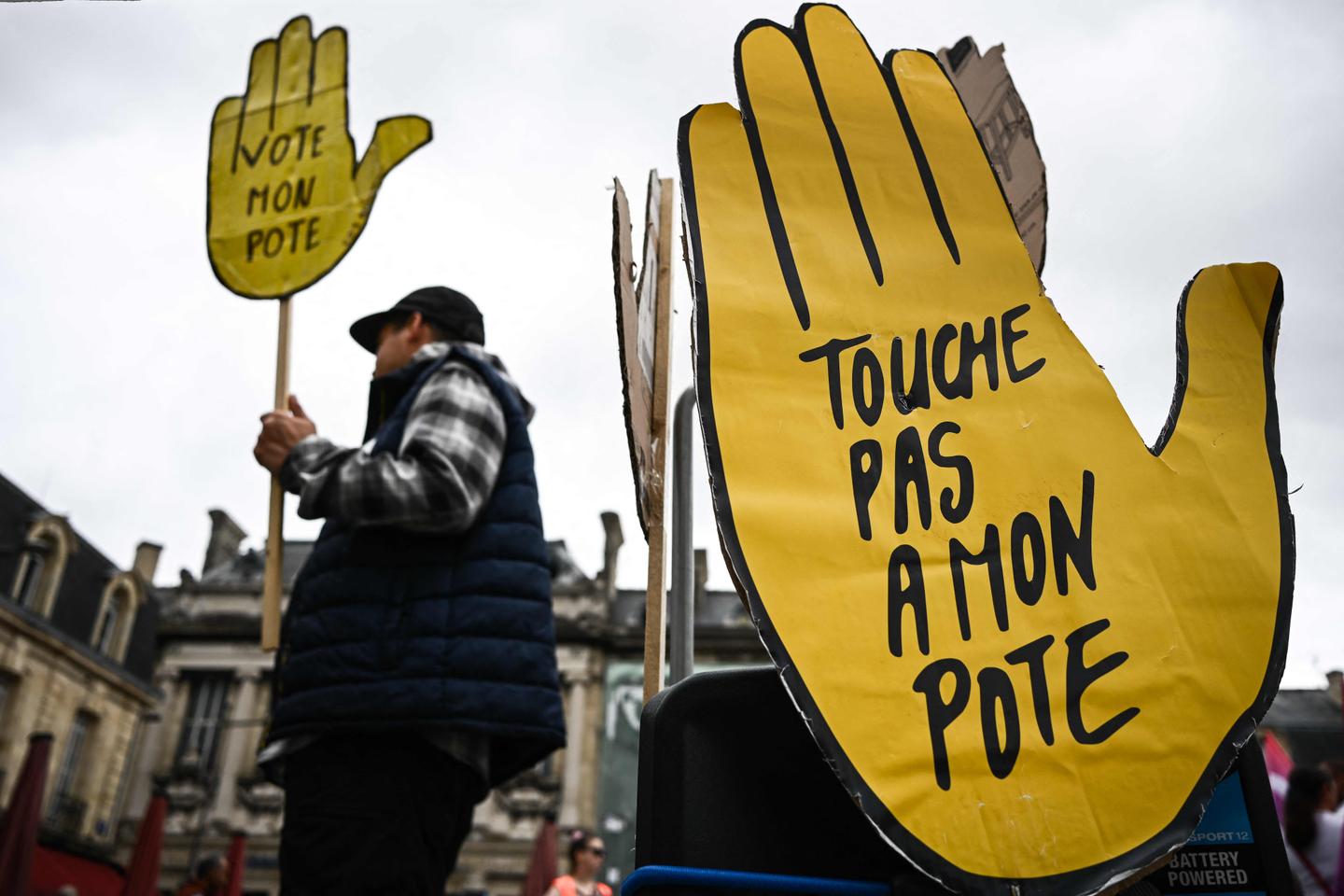Plusieurs plaintes déposées pour messages racistes envers Ebony Cham, finaliste de la « Star...