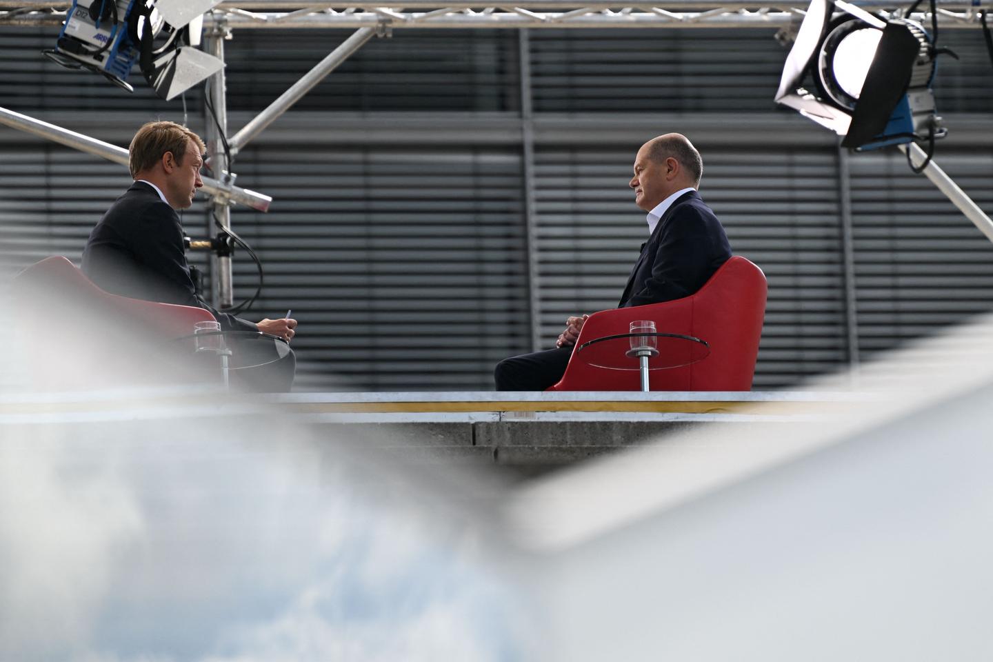 Législatives 2024 : vu d???outre-Rhin, l???issue du scrutin menace le moteur franco-allemand...