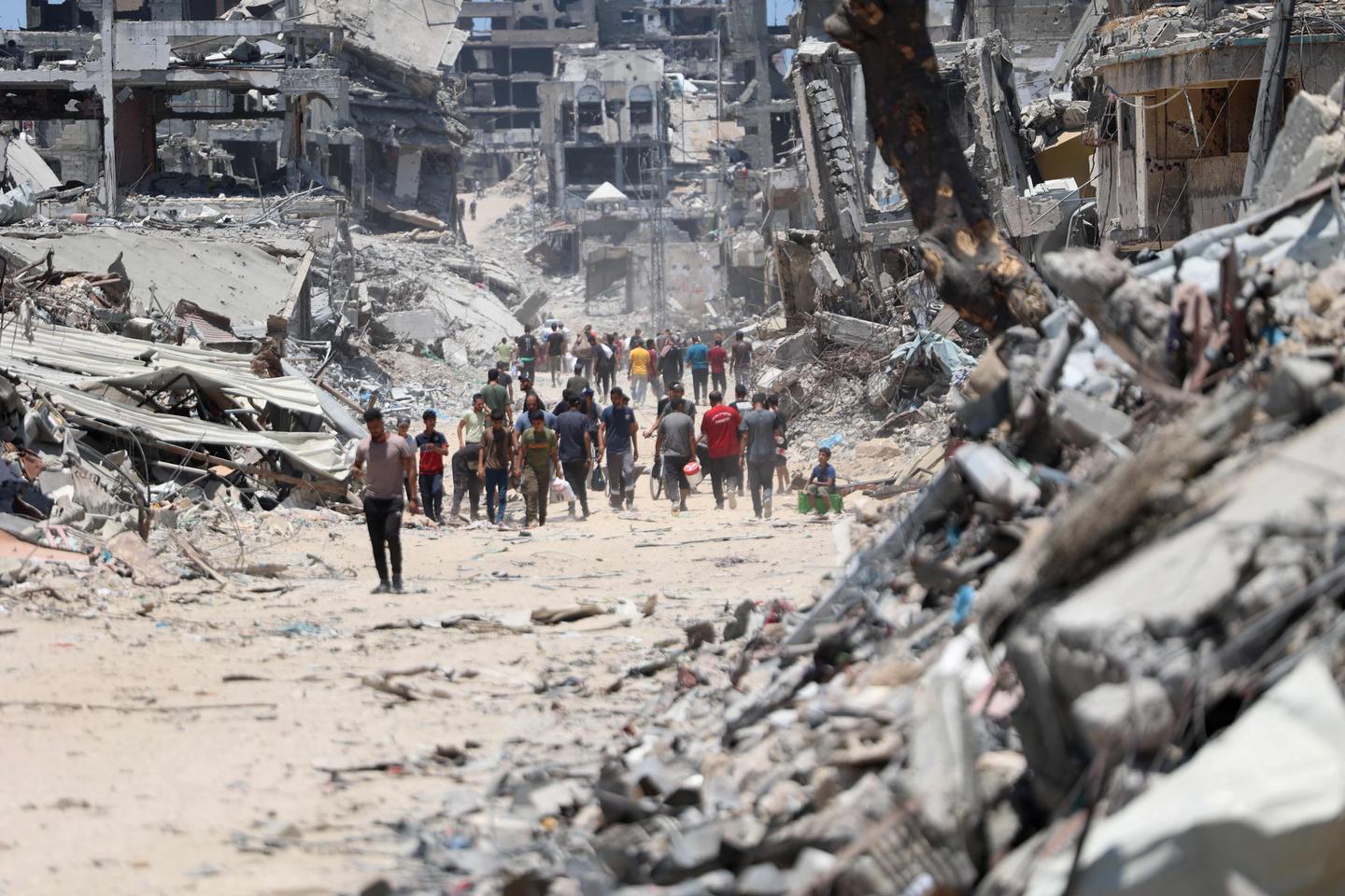 Guerre Israël-Hamas, jour 278 : la défense civile palestinienne annonce la découverte de...