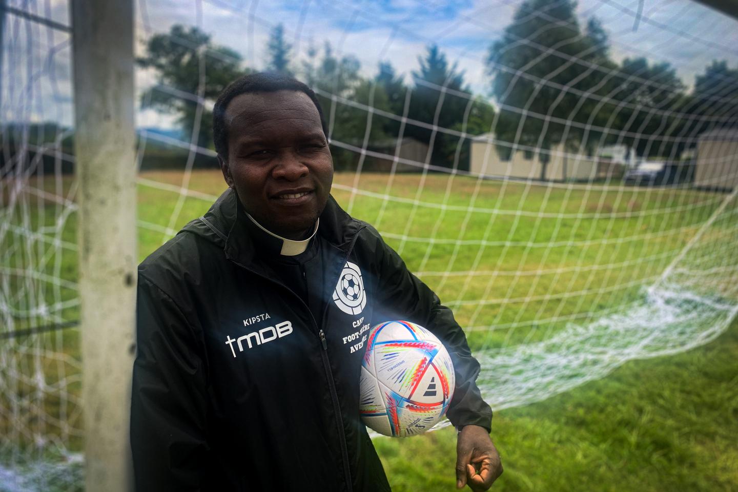 La France buissonnière : entre messe et football, les dimanches au pas de course d???un prêtre...