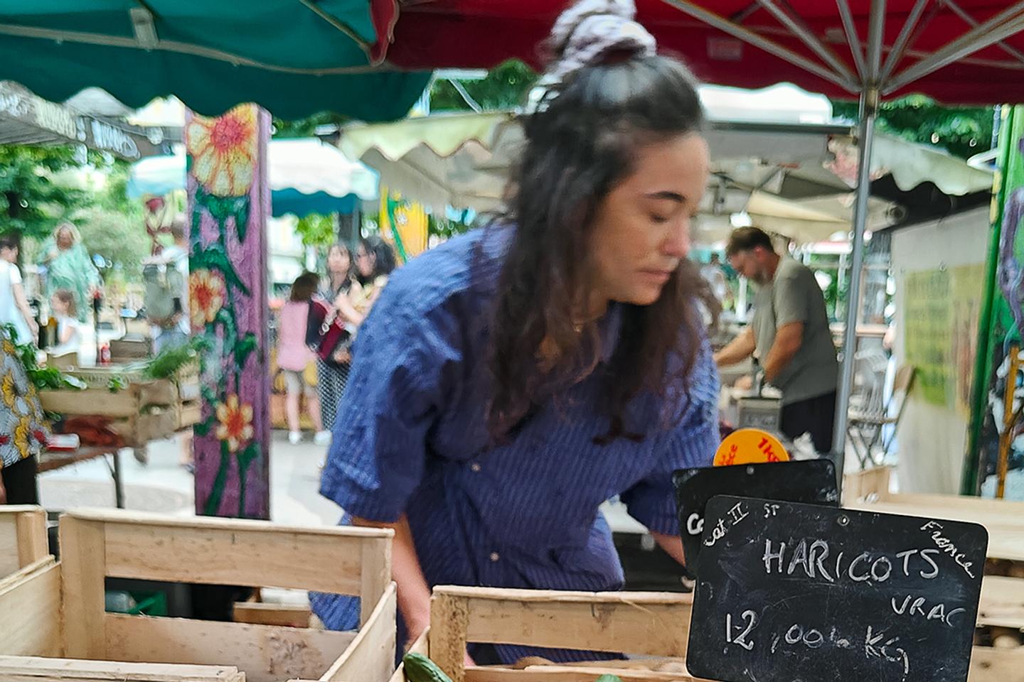 Au marché paysan du cours Julien, à Marseille, aubergines tigrées et coriandre en fleur