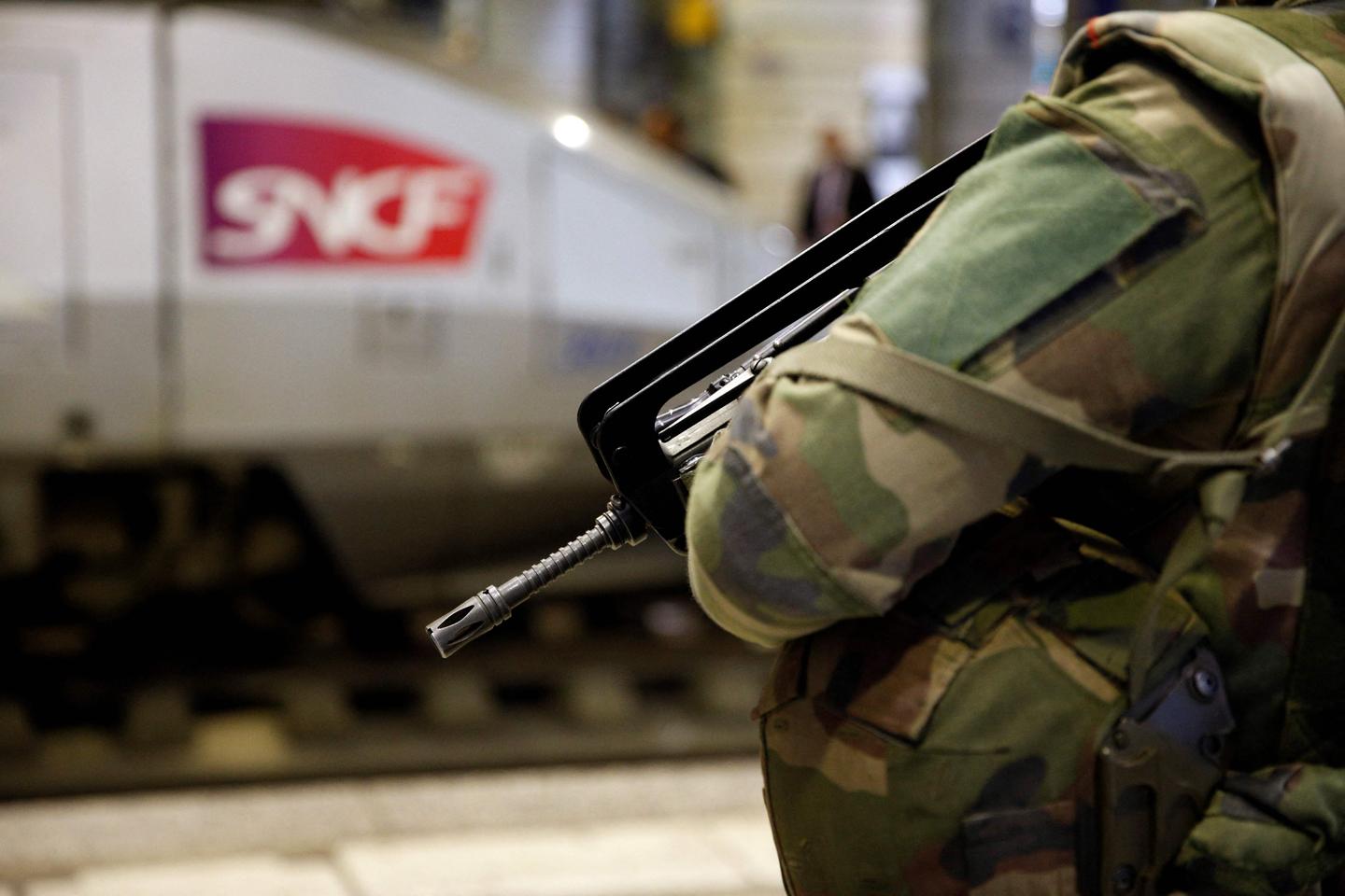 Un militaire de l???opération « Sentinelle » blessé au couteau gare de l???Est, à Paris, un...