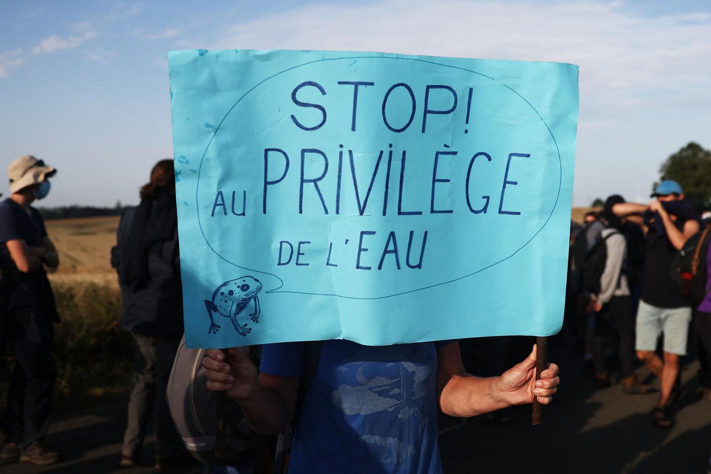 Mégabassines : dans la Vienne, des centaines d’opposants ont manifesté dans « une ambiance...
