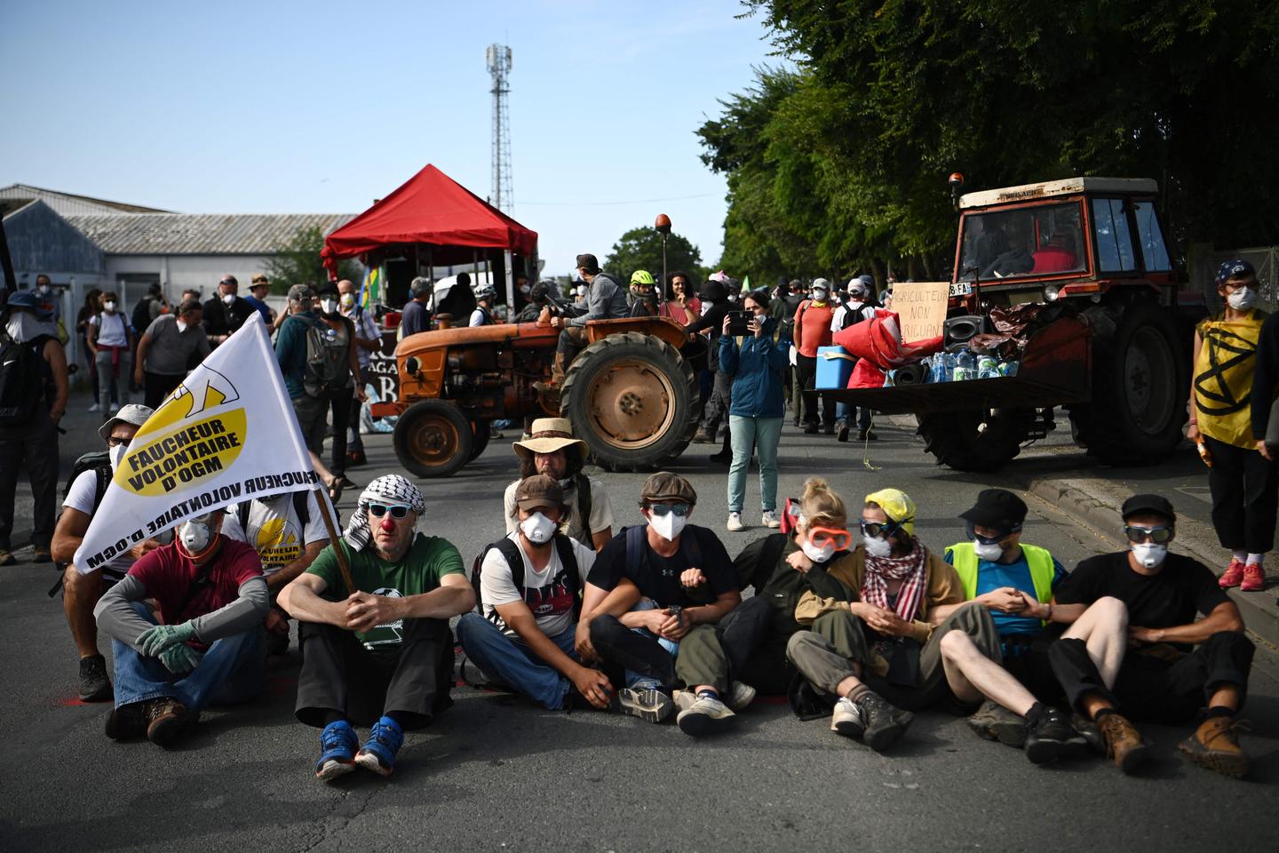 Mégabassines : entre défilé festif et black blocs, une journée de manifestations sous haute...