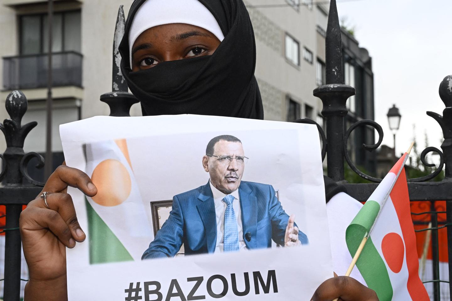 Au Niger, un an de réclusion et de solitude pour l???ancien président Mohamed Bazoum