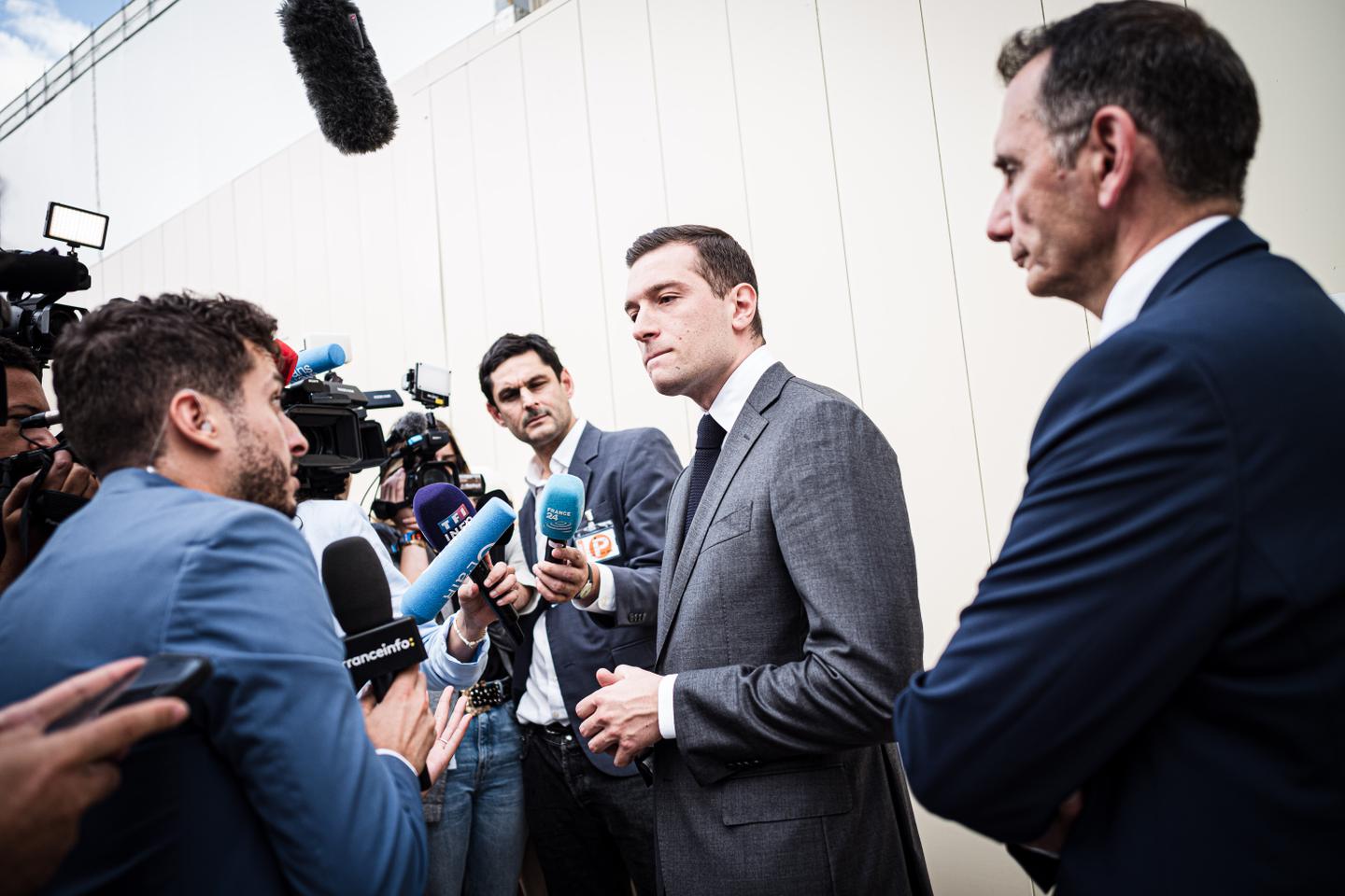 C8 écartée de la TNT : l???extrême droite s???insurge, la gauche reste sur sa faim