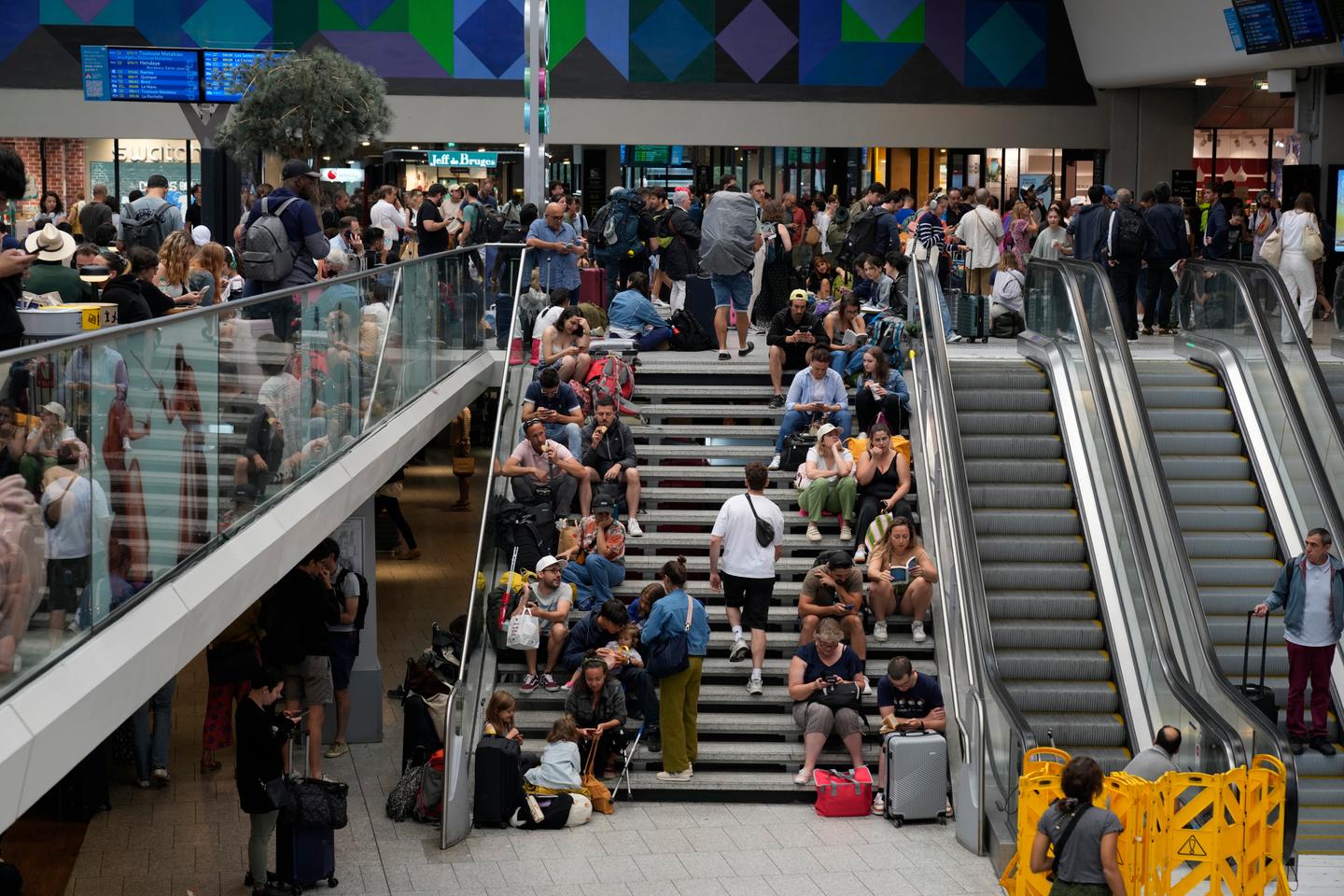 SNCF : 800 000 voyageurs affectés par l???« attaque massive » contre le réseau TGV