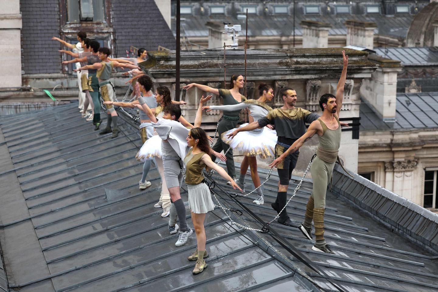 JO de Paris 2024 : deux étoiles de l???Opéra national de Paris et des danseurs de ballets de...