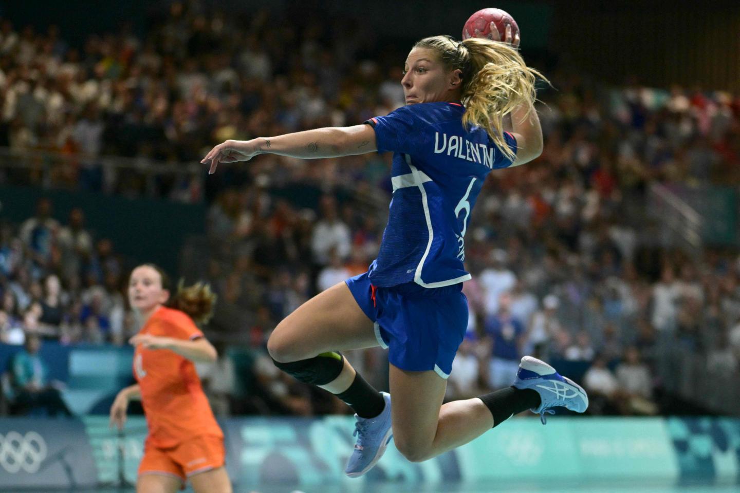 JO 2024 : les handballeuses françaises, emmenées par une Chloé Valentini de gala, viennent à...