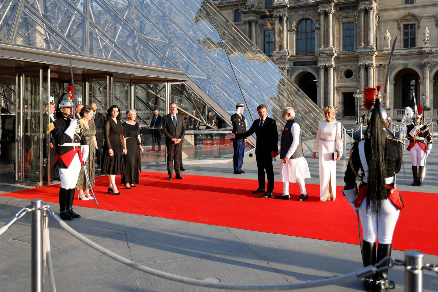 La gestion de l???Elysée épinglée par la Cour des comptes : annulations de dernière minute,...
