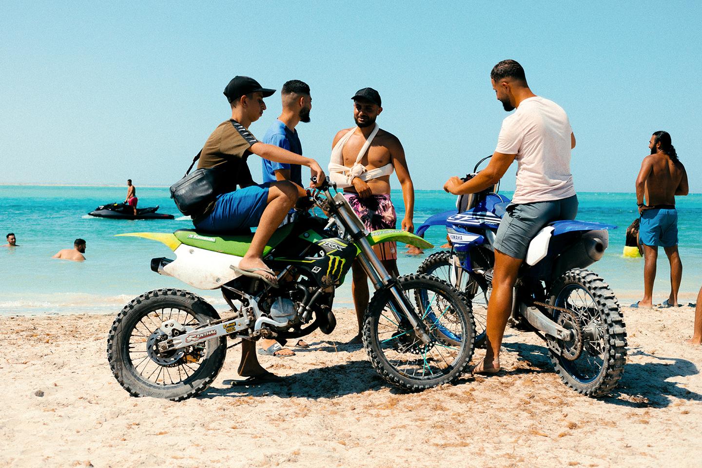 En Tunisie, les vacances pétaradantes de la diaspora