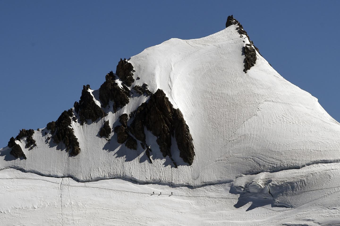 Mont-Blanc : un alpiniste tué et quatre blessés après la chute d???un bloc de glace