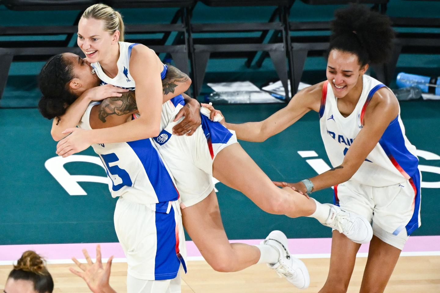 Basket aux JO 2024 : les Françaises se hissent en finale à l???issue d???un match « fou »...