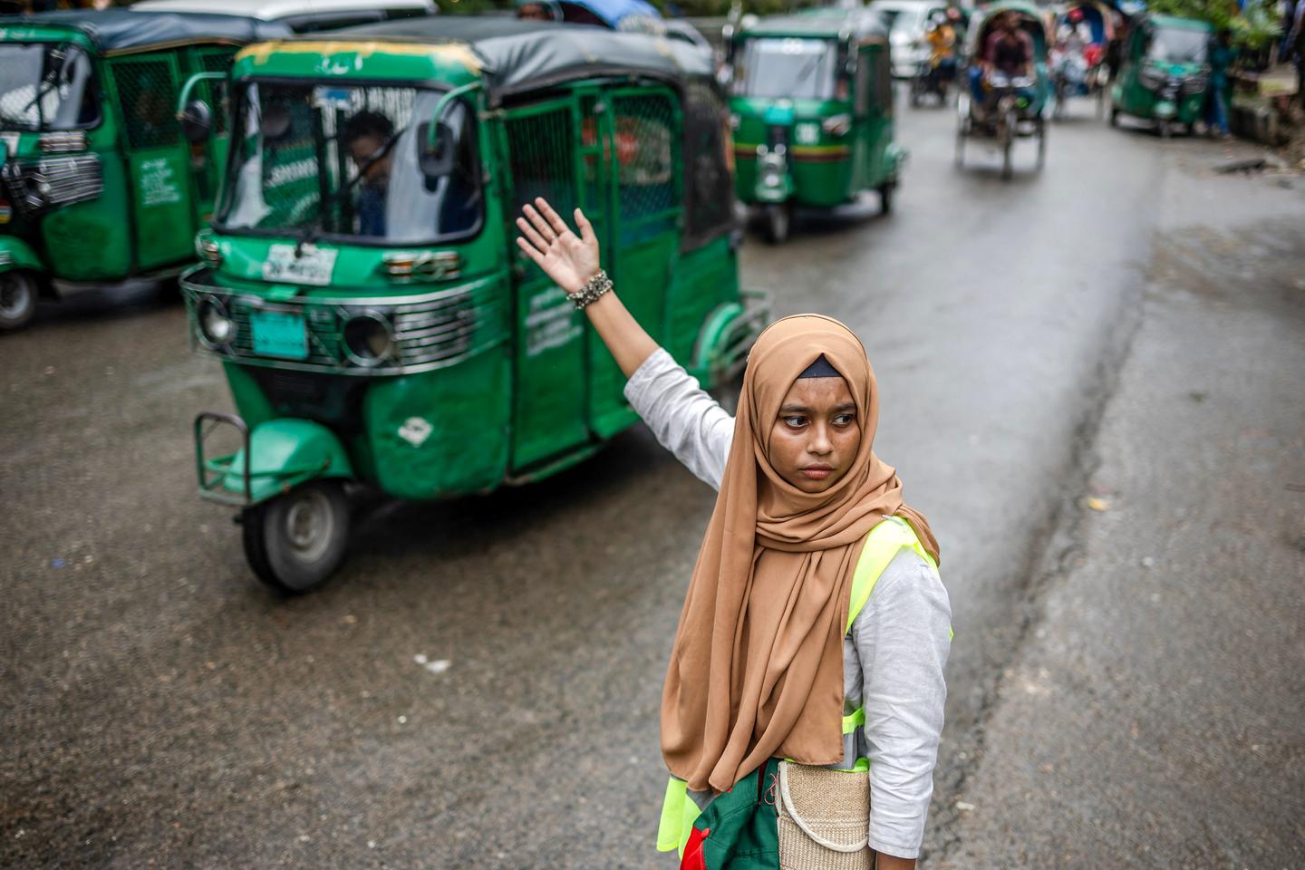 Au Bangladesh, la police, critiquée pour la répression meurtrière des manifestations, met fin à...