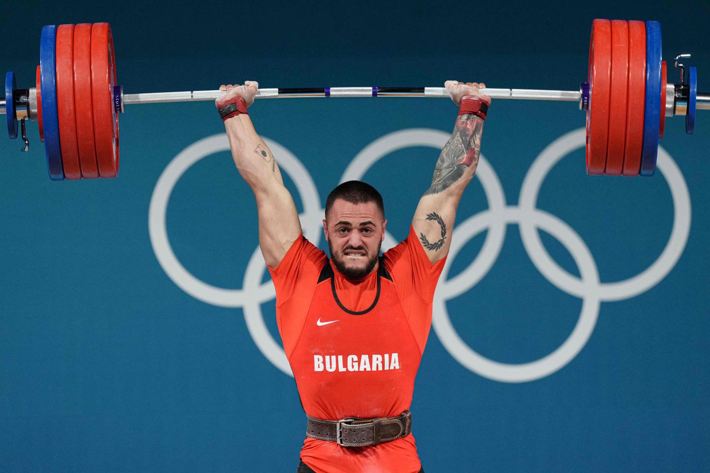 Haltérophilie aux JO 2024 : le phénomène Karlos Nasar domine la compétition