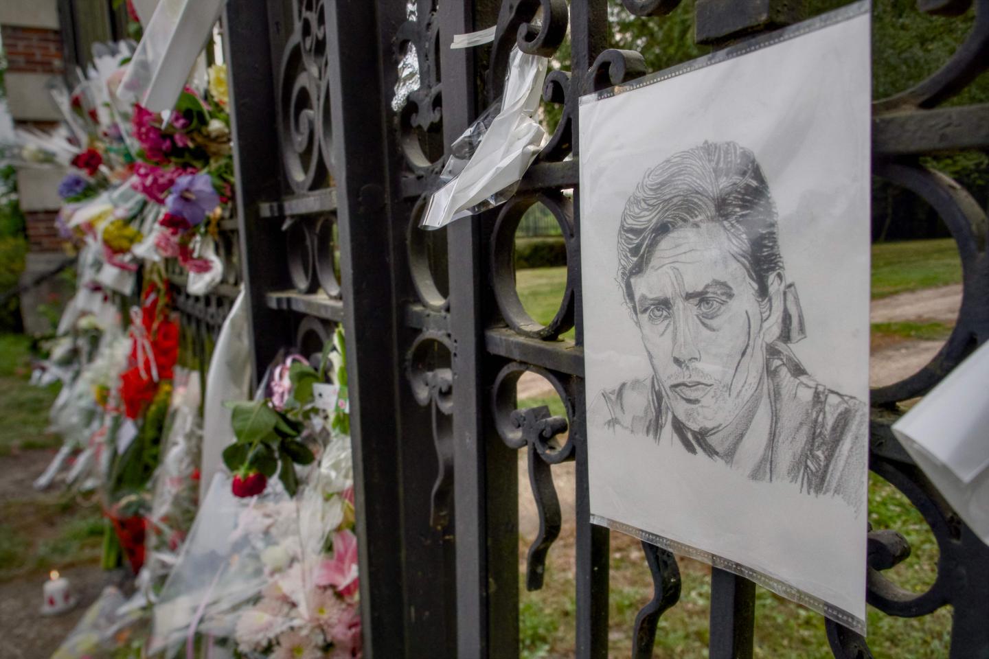 Alain Delon inhumé samedi en toute intimité, dans sa propriété de Douchy