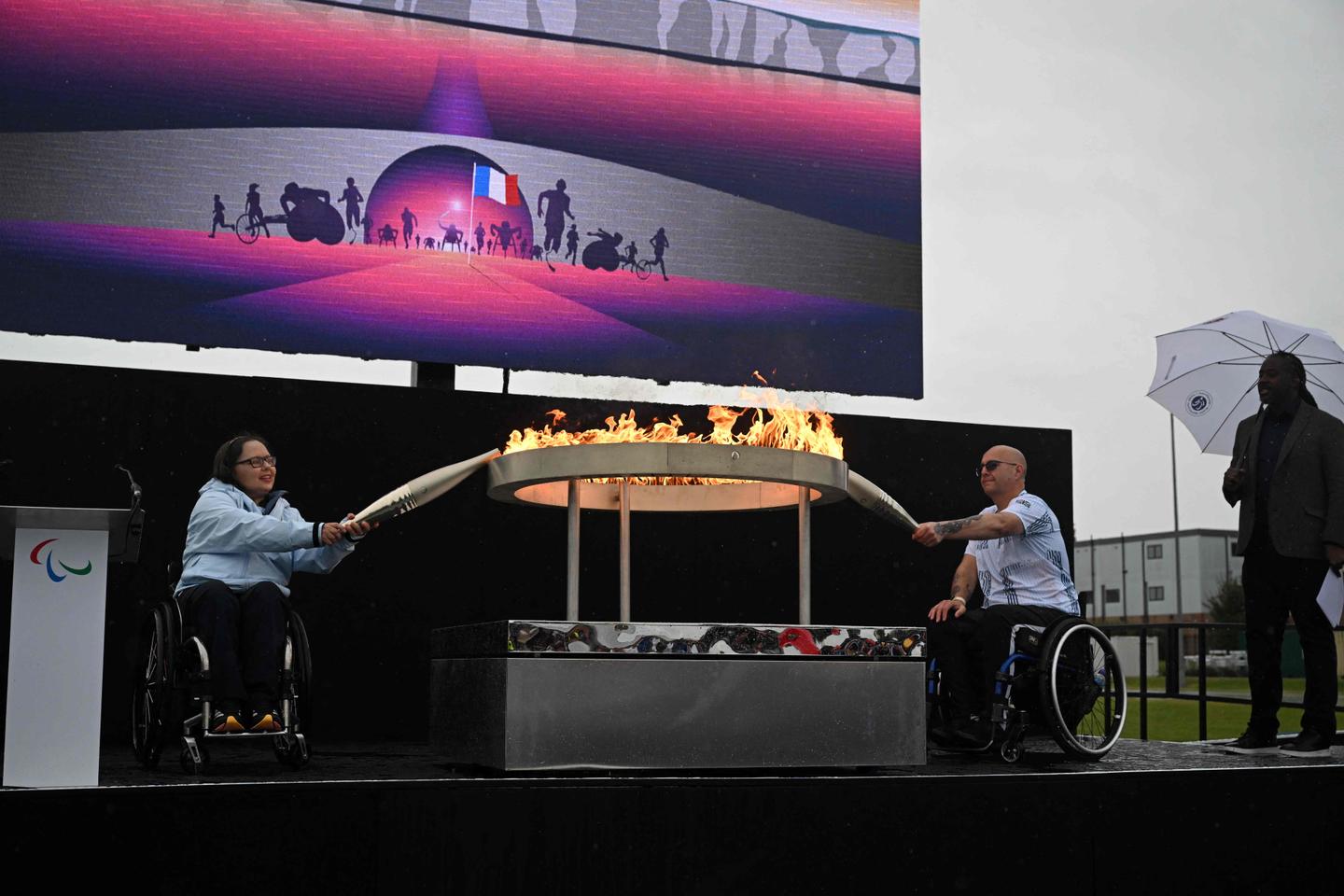 Jeux paralympiques de Paris 2024 : la flamme s???est allumée à Stoke Mandeville, berceau...