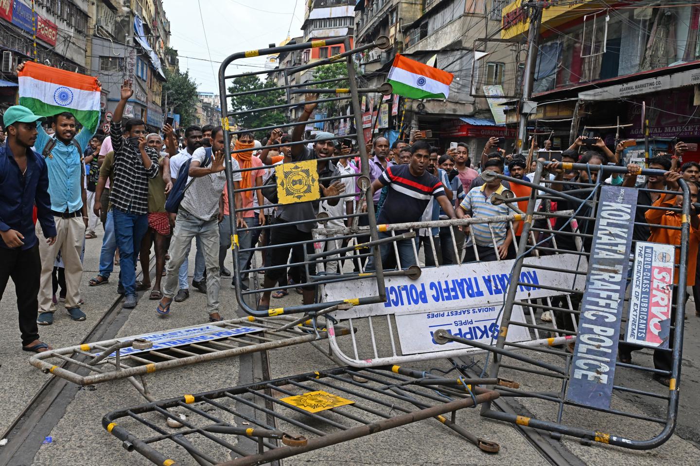 En Inde, les protestations contre le viol et l???assassinat d???une médecin virent à...