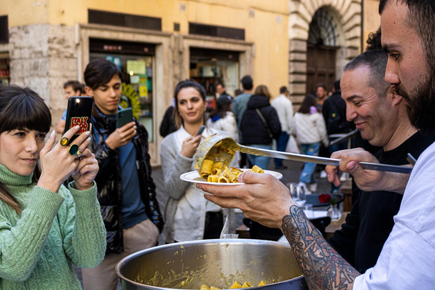 Des spaghettis à la carbonara en boîte ? Scandale et colère en Italie contre la nouvelle...