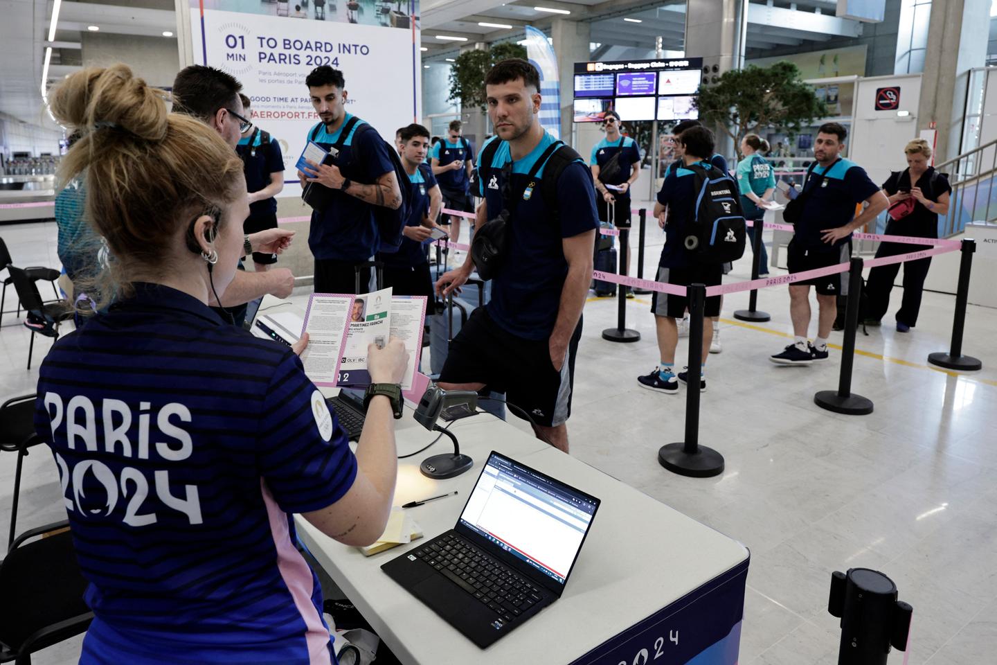 Paris 2024 : à l???aéroport de Roissy-Charles-de-Gaulle, des salariés du comité...