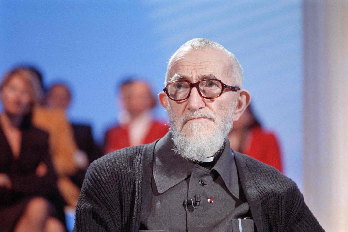 Abbé Pierre : d???Emmaüs au Parti communiste, les archives de l???Eglise suggèrent un secret...