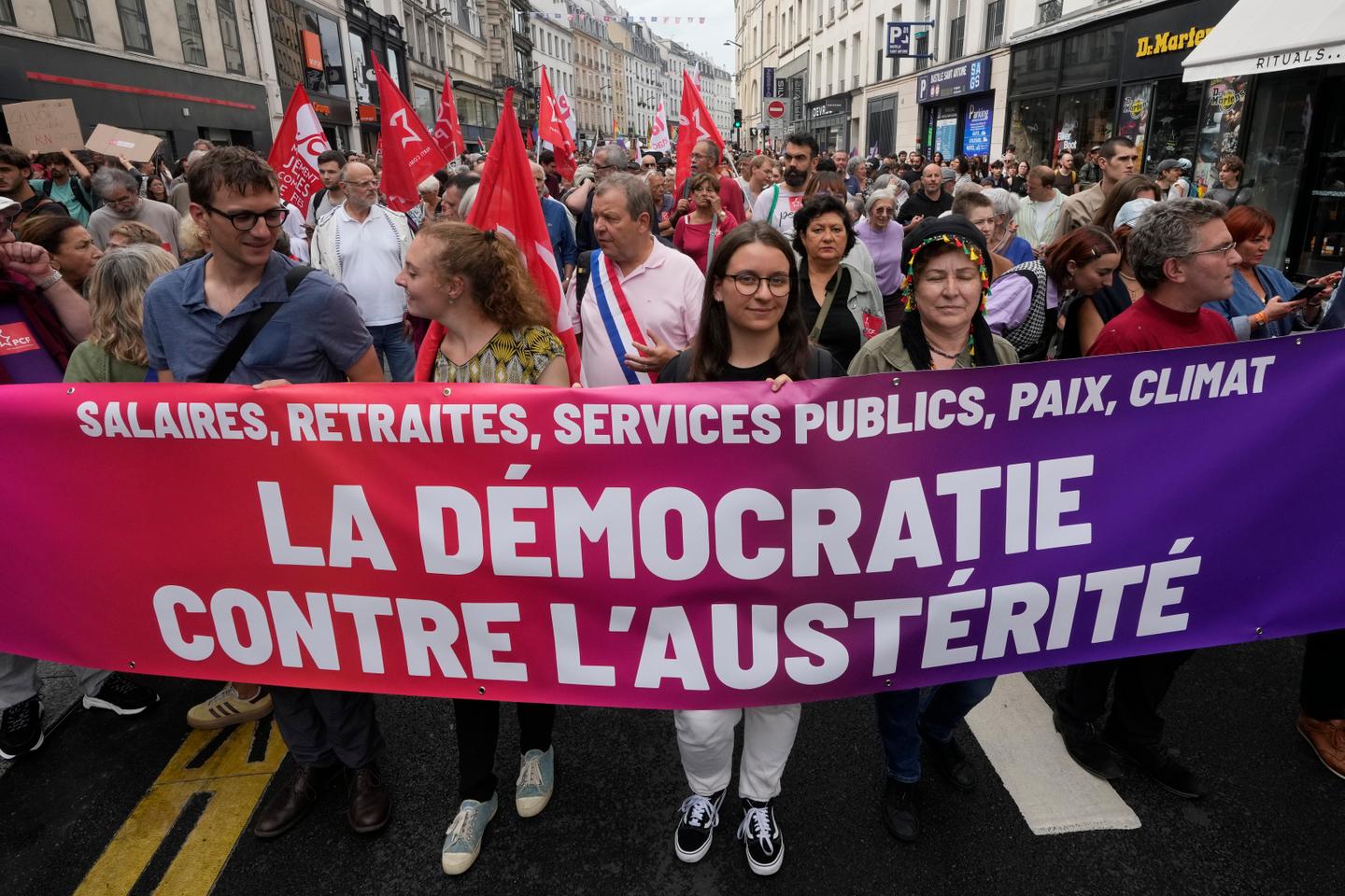 Environ 110 000 manifestants de gauche défilent en France contre « le coup de force »...