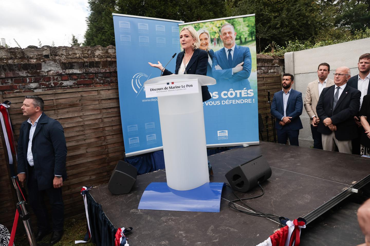 Marine Le Pen dément s???être entendue avec Emmanuel Macron pour valider la nomination de Michel...