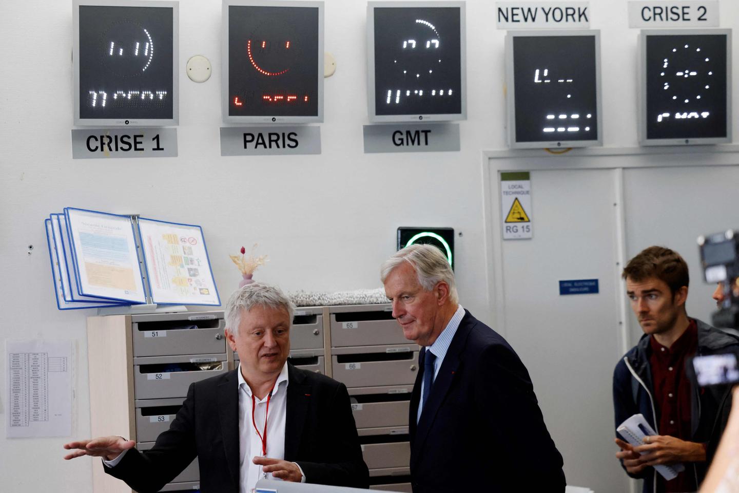Les premiers pas de Michel Barnier à tâtons avec l???extrême droite