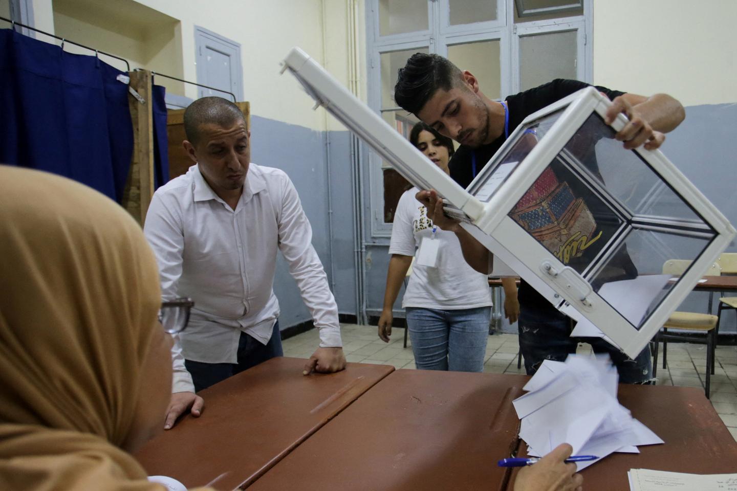 En Algérie, des résultats contestés et une abstention record mettent à mal la réélection...