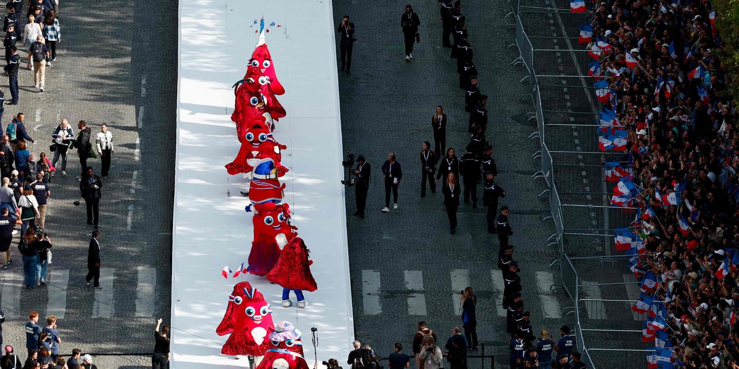 En direct, Parade des champions : après le show des Phryges et des volontaires, les athlètes...