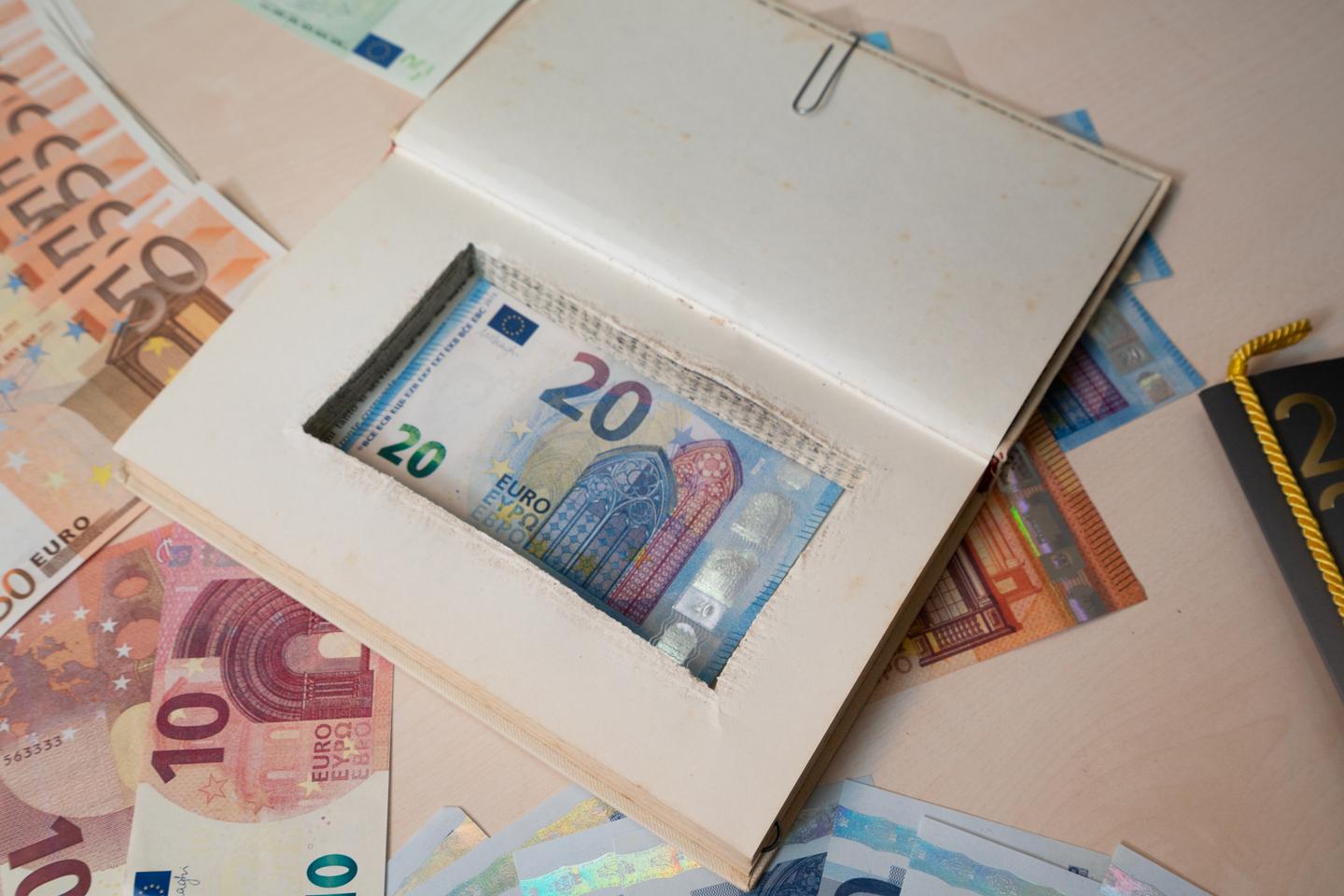 Ces faussaires napolitains, « authentiques artistes » qui exportent leurs faux billets en France