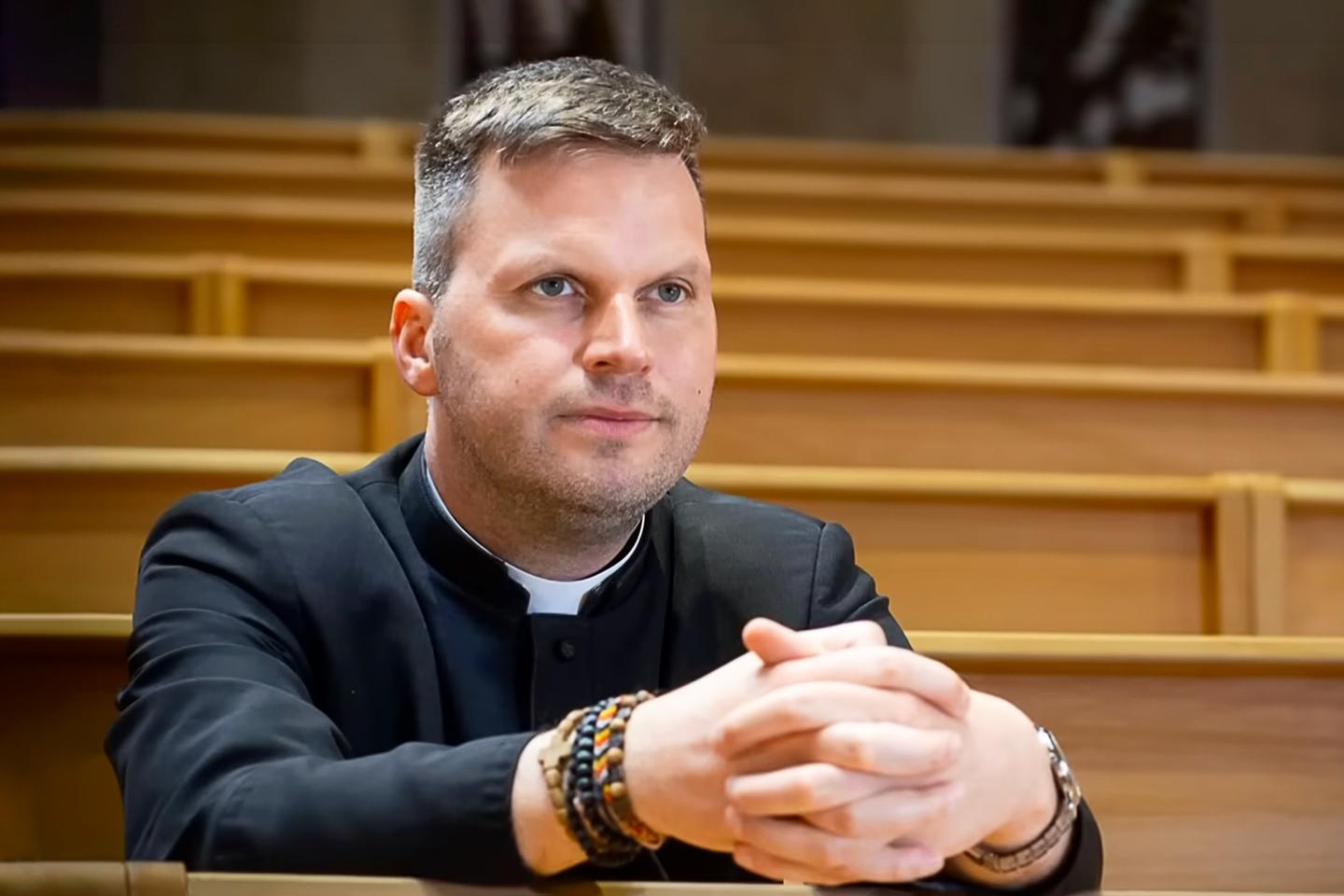 En Hongrie, les tartufferies d???un curé homophobe éclatent au grand jour