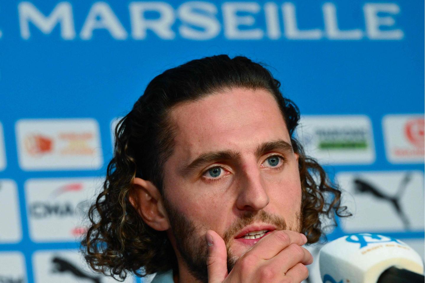 « Même devenus banals, les transferts dans un club de football ???ennemi??? restent des...