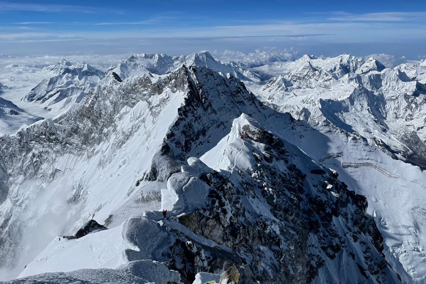 Alpinisme : Nima Rinji Sherpa, 18 ans, devient le plus jeune grimpeur de l???histoire à boucler...