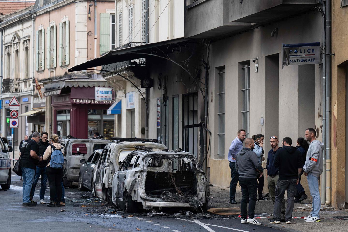 Cavaillon : quatre voitures de police incendiées devant le commissariat, en pleine opération...