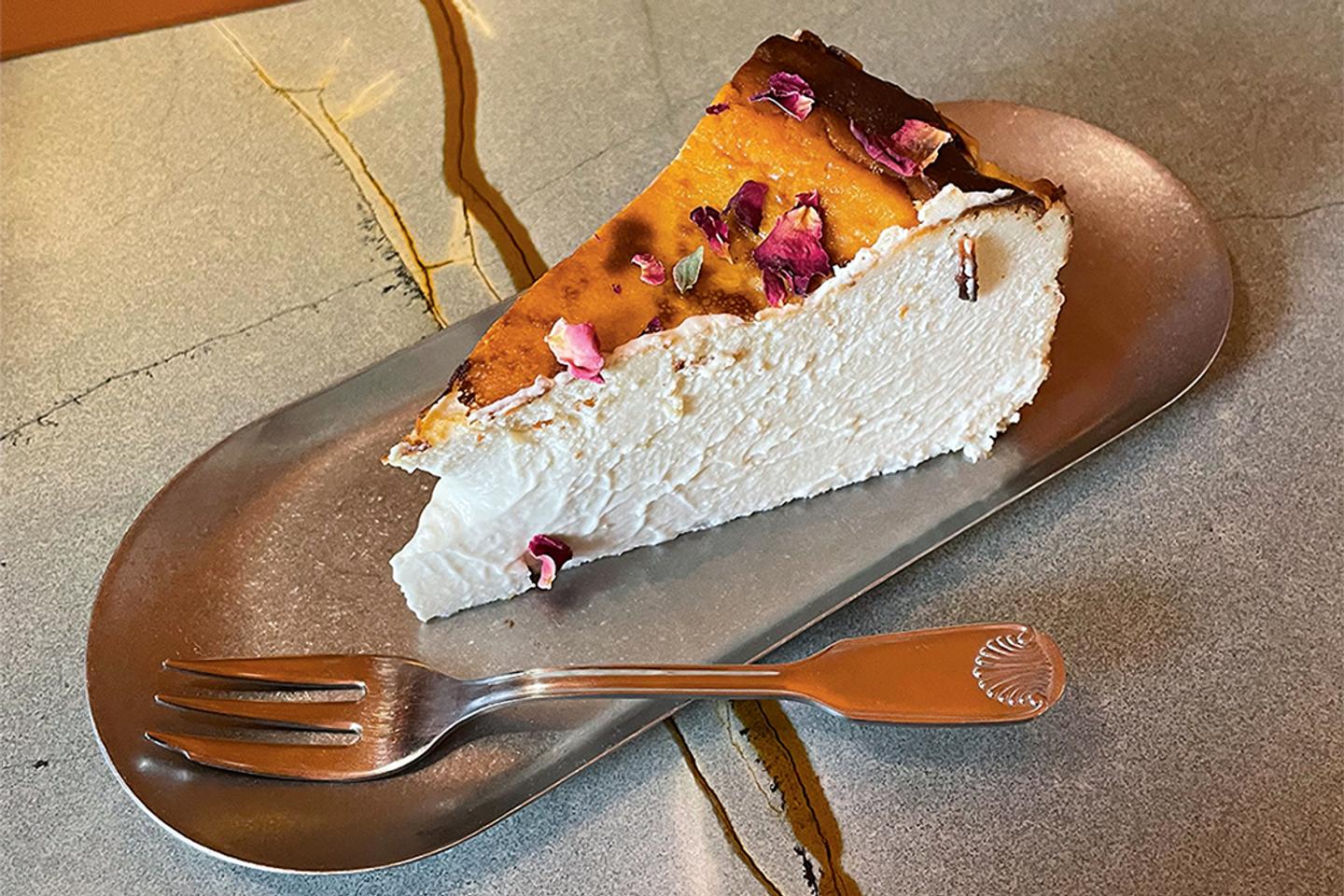 Chez Grave, le cheesecake exhale « un réconfortant parfum d’automne que soulignent les notes...
