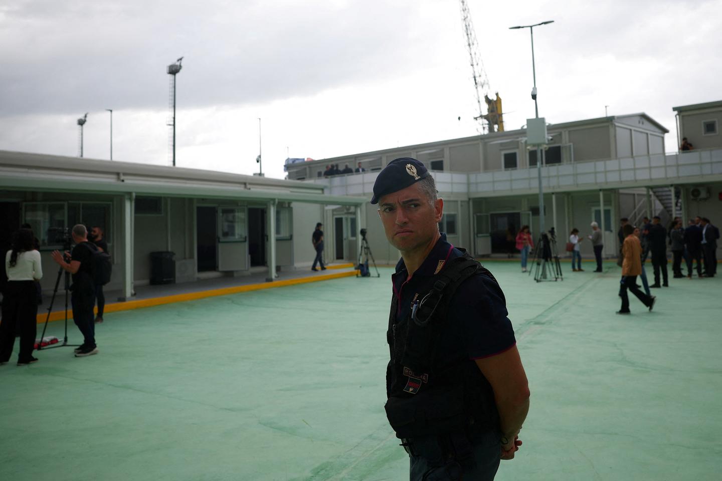 L’Italie envoie vers l’Albanie un premier groupe de demandeurs d’asile