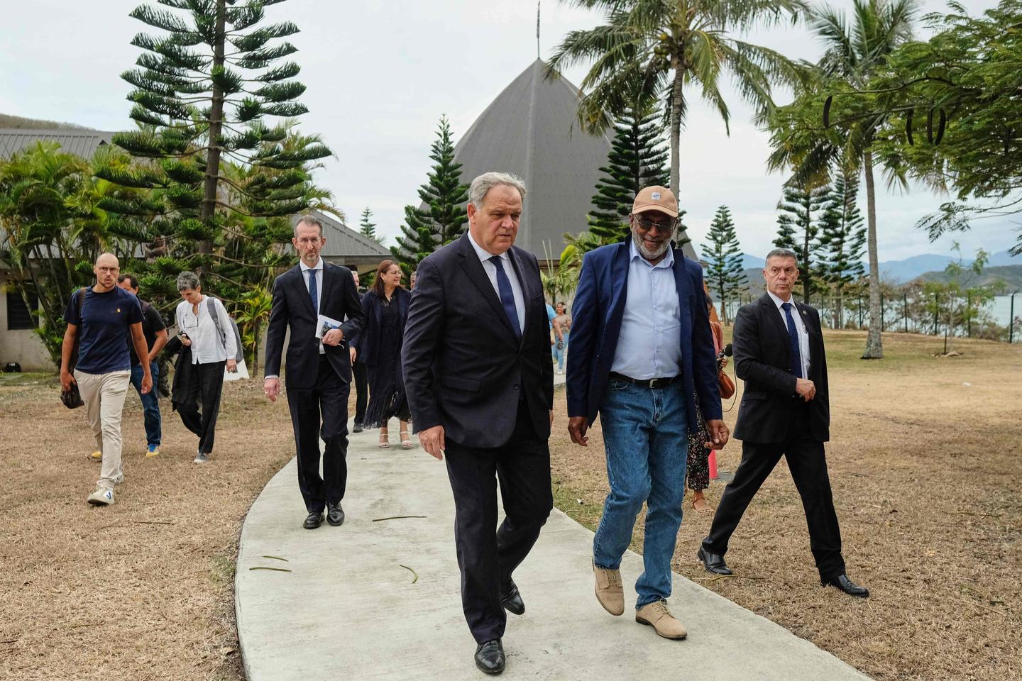 A Nouméa, le ministre des outre-mer propose une nouvelle méthode