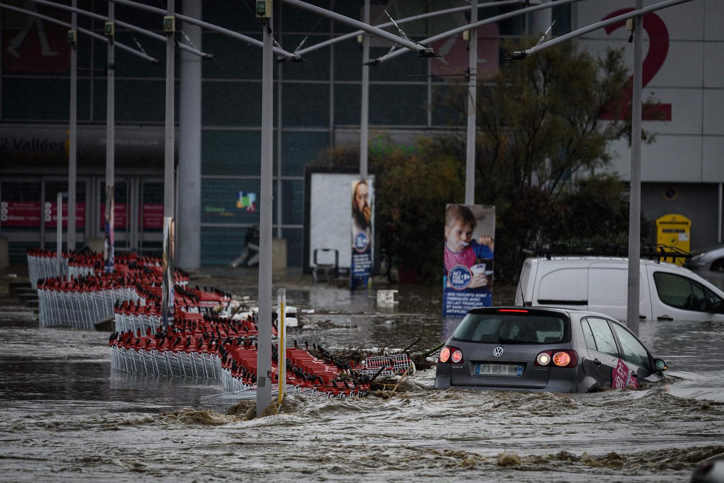 Inondations et crues : dix-huit départements maintenus en vigilance orange, « quelques averses...