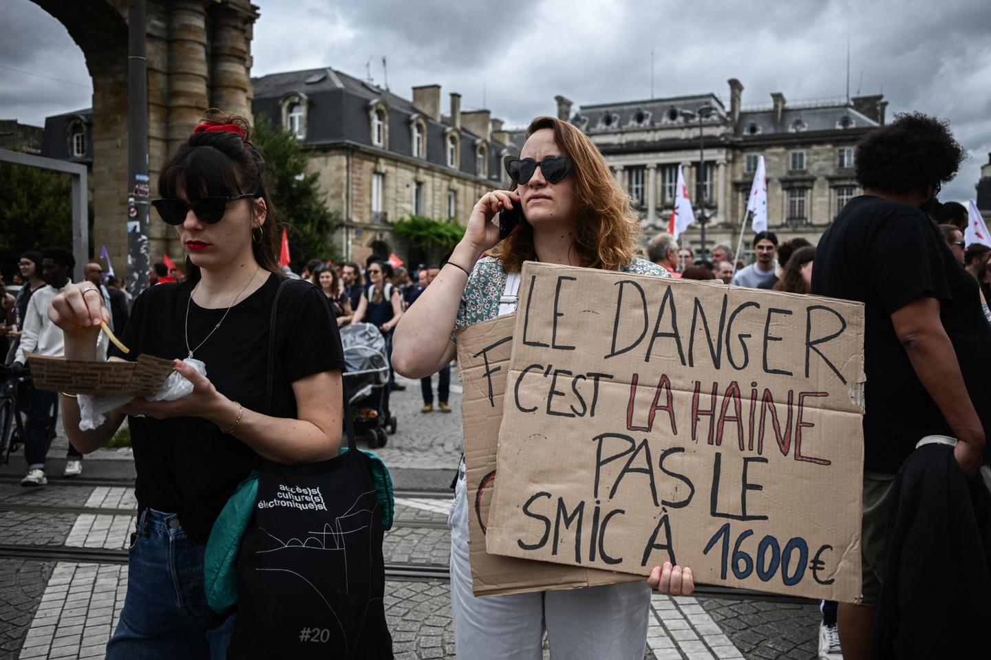 Quelque 230 000 fonctionnaires augmentés de 6 centimes par mois, en raison de la...