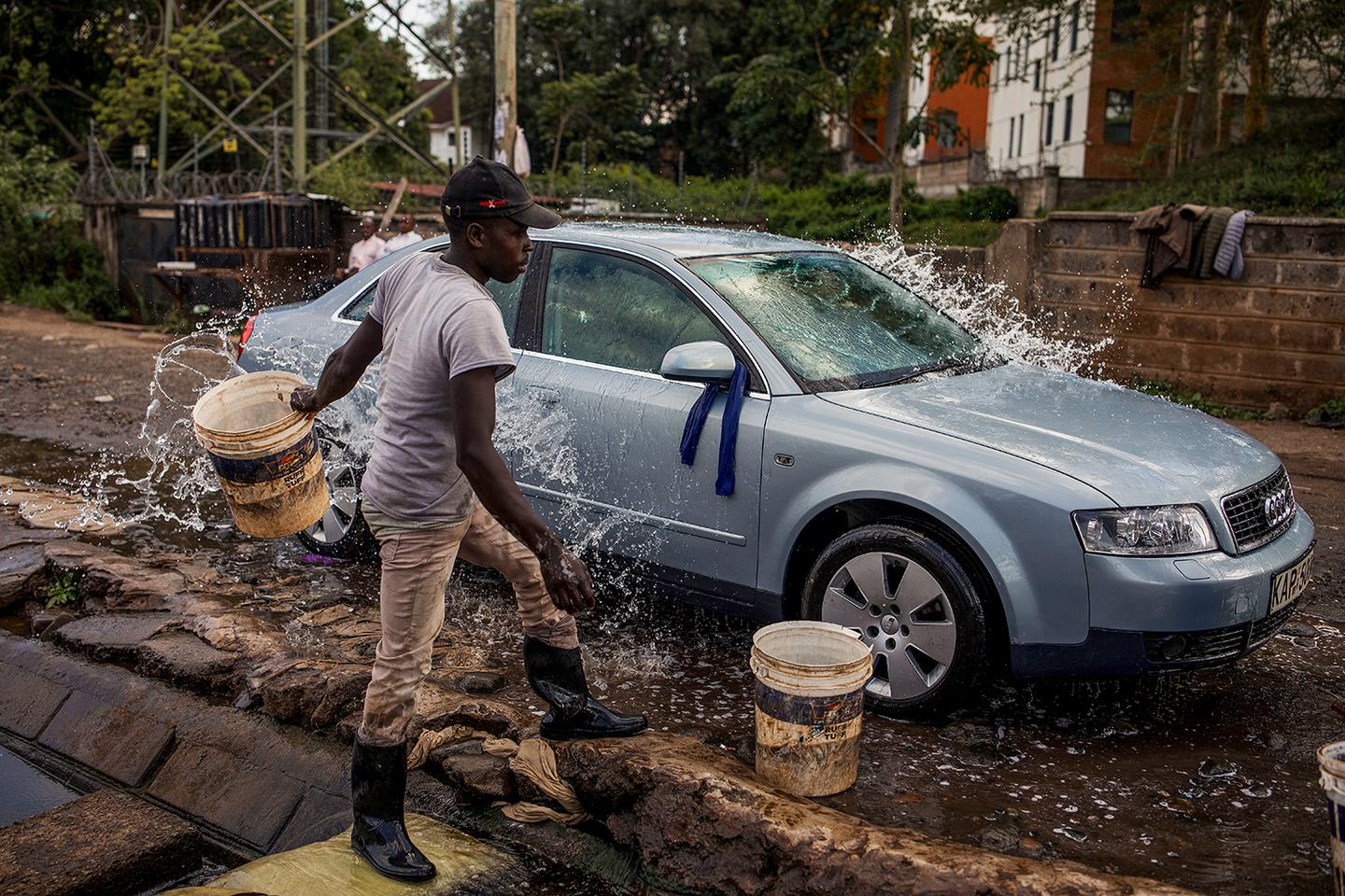 Au Kenya, le « car wash », ­indicateur de richesse