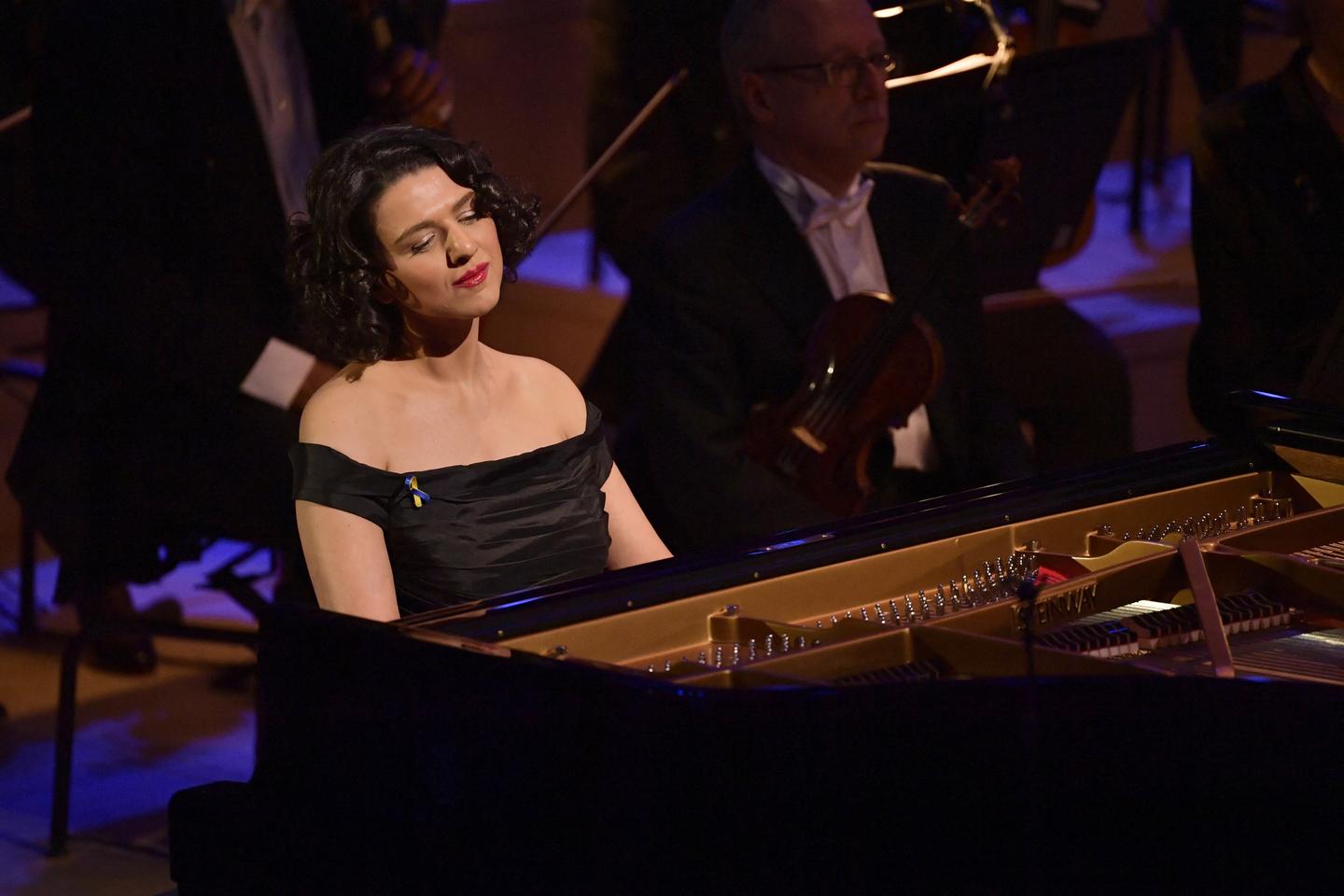 Khatia Buniatishvili noyée dans l’orchestre de la Philharmonie de Paris