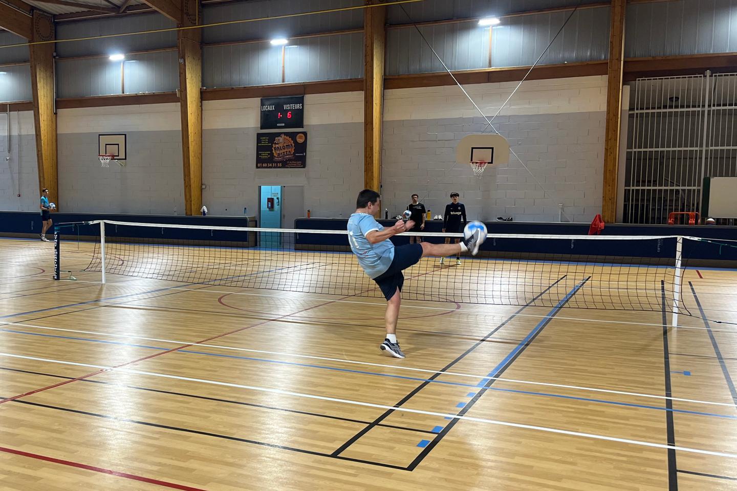 Pratiqué à l’entraînement par les footballeurs, le futnet se structure pour devenir un sport...