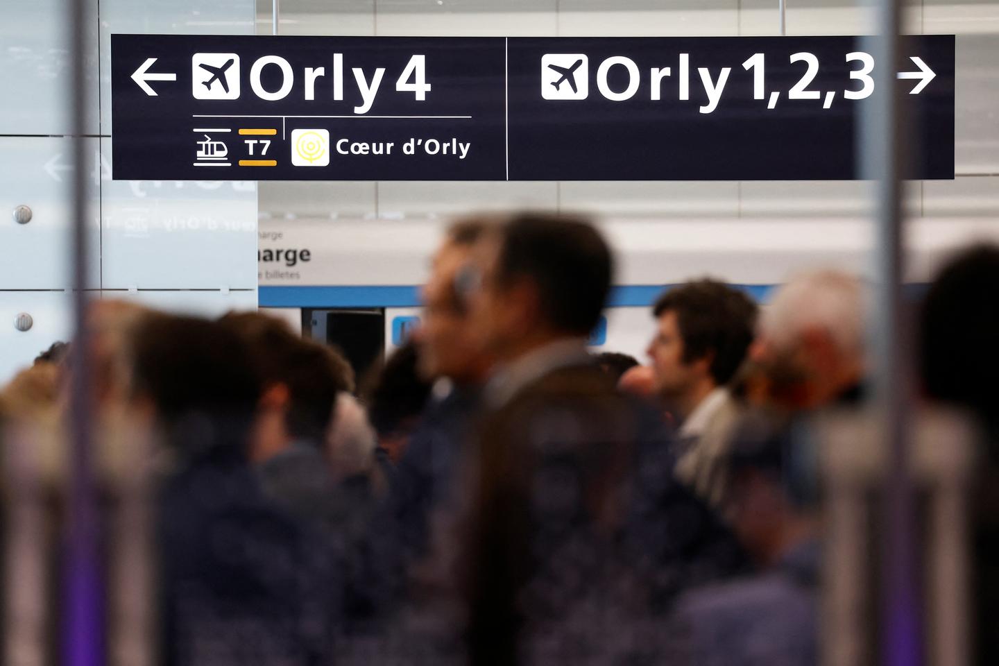 Défenseurs de l’environnement et compagnies aériennes s’écharpent sur la hausse de la taxe...