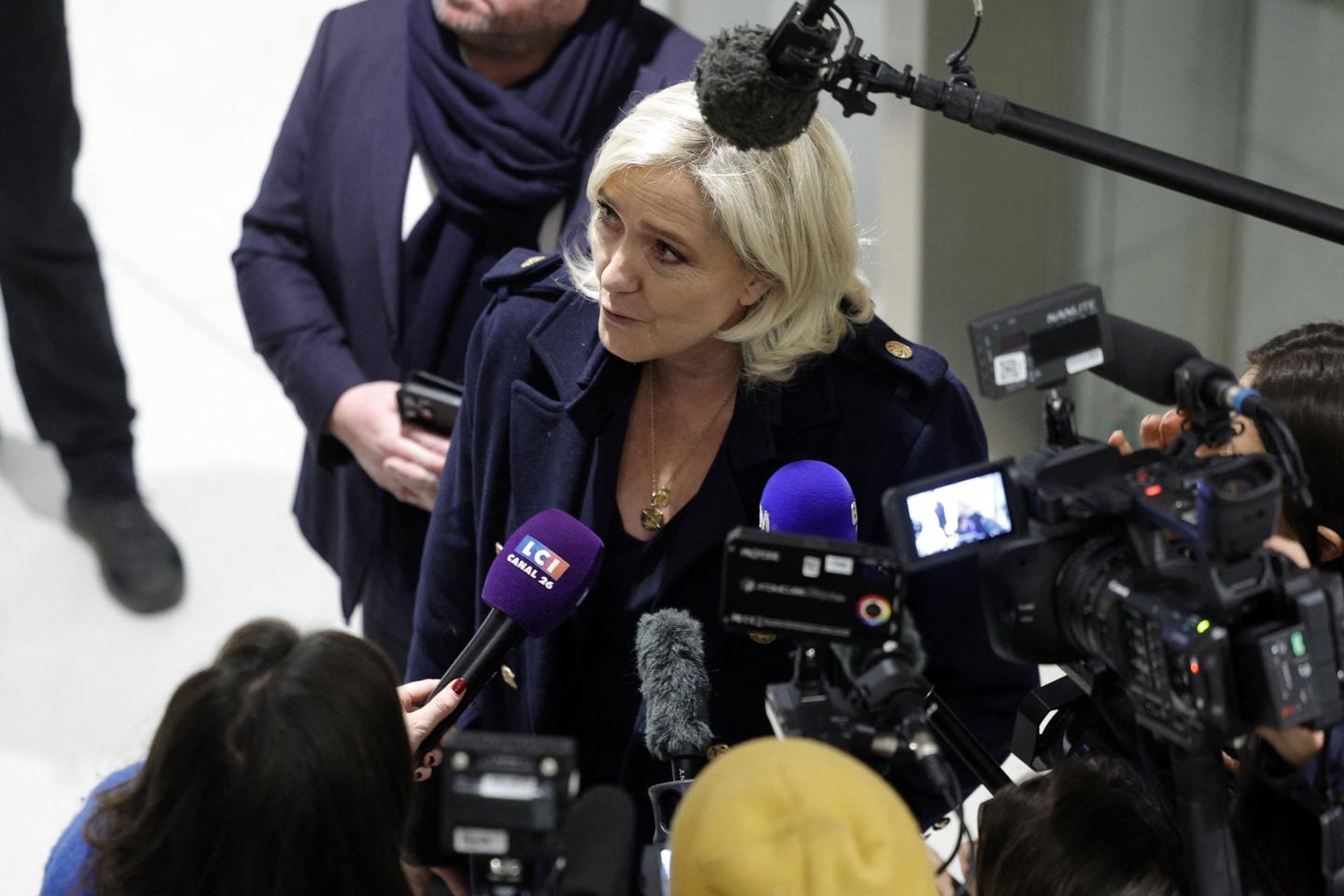 Marine Le Pen qualifie les réquisitions dans le procès des assistants parlementaires du FN...